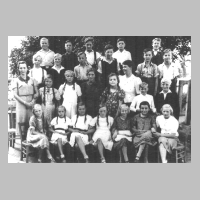 086-0008 Schueler der Volksschule Roddau Perkuiken um 1940-41 mit Ihrern Lehrerinnen Frl. Krause und Frau Gesewski.jpg